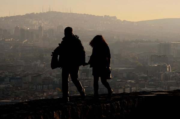 Comment organiser une croisière qui propose des excursions pour découvrir les grottes de glace en Alaska?