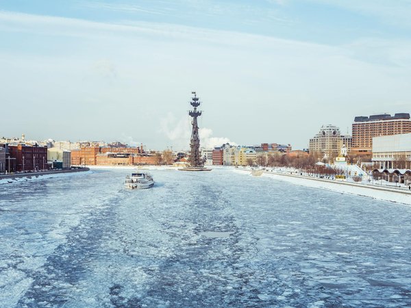 Où faire une randonnée pour admirer les volcans actifs en Indonésie?